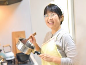 料理する私の写真です。