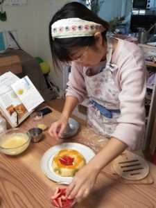 料理をする私の写真です。
